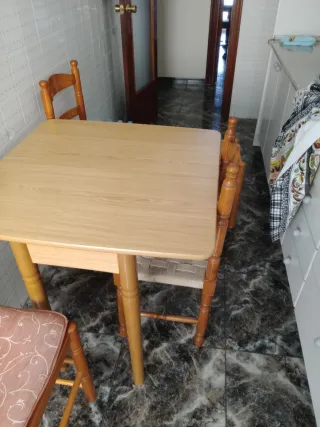 Mesa de cocina y 3 sillas madera