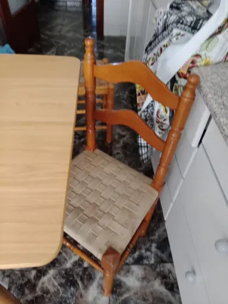 Mesa de cocina y 3 sillas madera