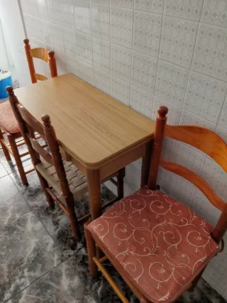 Mesa de cocina y 3 sillas madera
