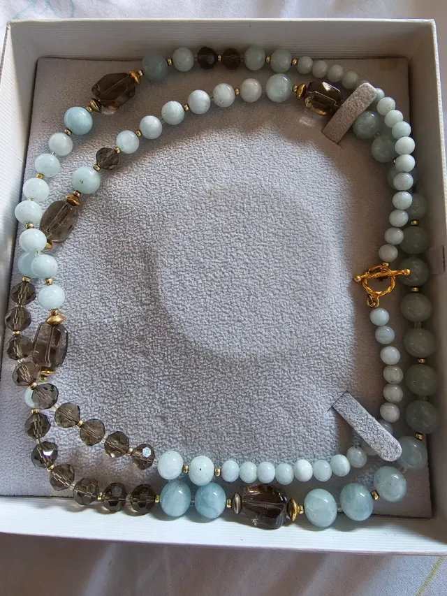 Collar de perlas azules y marrones