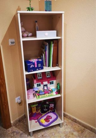 Muebles infantiles: cuna, estantería y cómoda