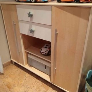 Muebles infantiles: cuna, estantería y cómoda