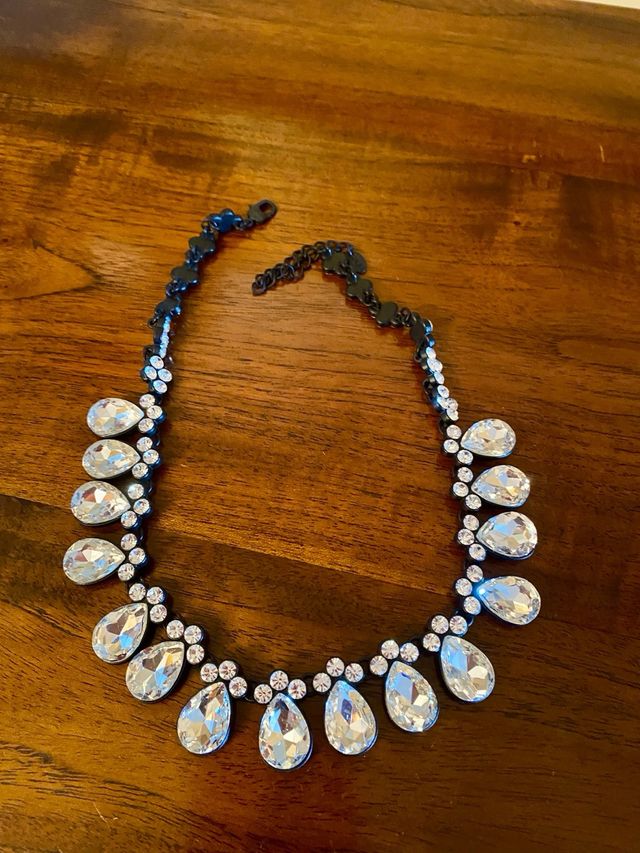 Collar negro con piedras de cristal