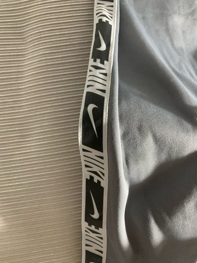 Sudadera Nike Gris con Logo