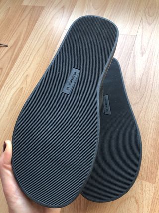 Sandalias Bershka negras talla 40