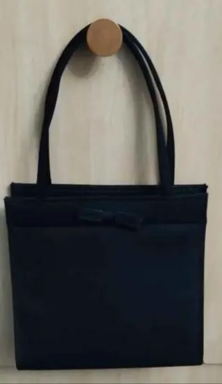 Bolso de mano negro satén lazo asas