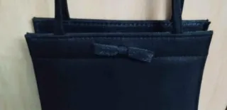 Bolso de mano negro satén lazo asas