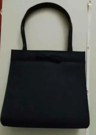 Bolso de mano negro satén lazo asas