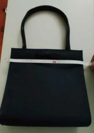 Bolso de mano negro satén lazo asas