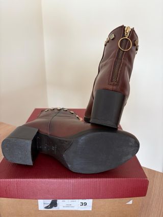 Botines Marrones con Cremallera y Tachuelas