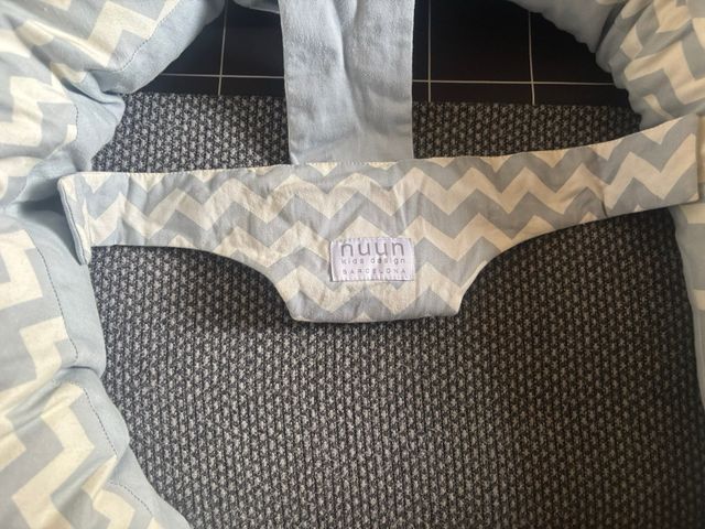 Cojín de lactancia Nuun gris y blanco