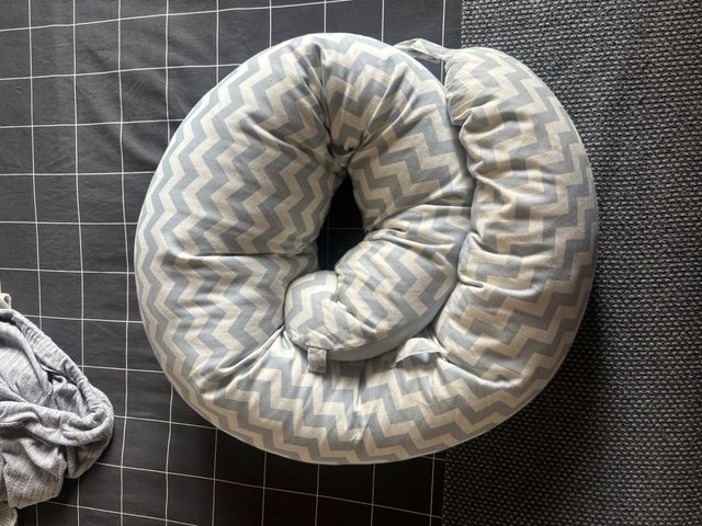 Cojín de lactancia Nuun gris y blanco