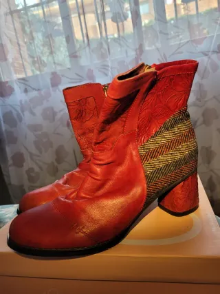 Botas rojas con estampado floral