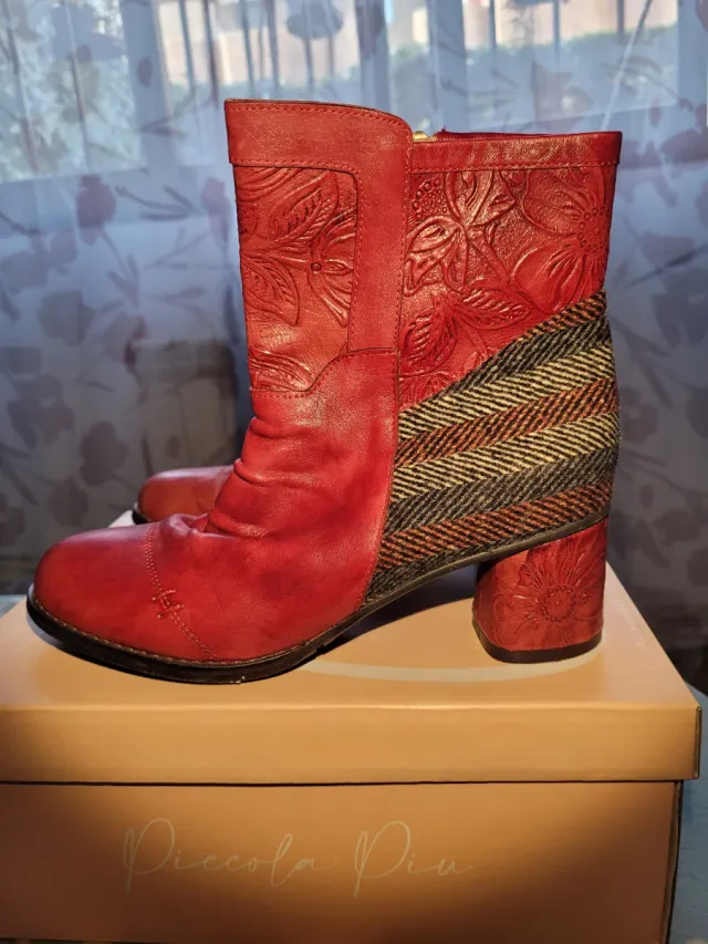 Botas rojas con estampado floral
