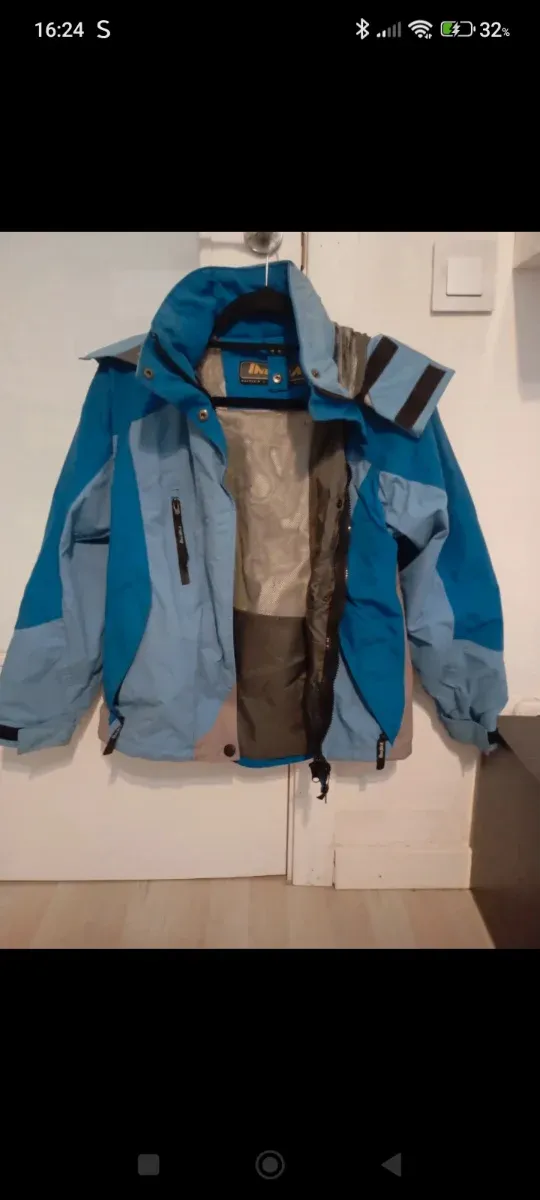 Chaqueta cortavientos azul y gris