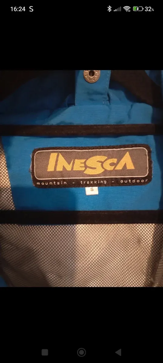 Chaqueta cortavientos azul y gris