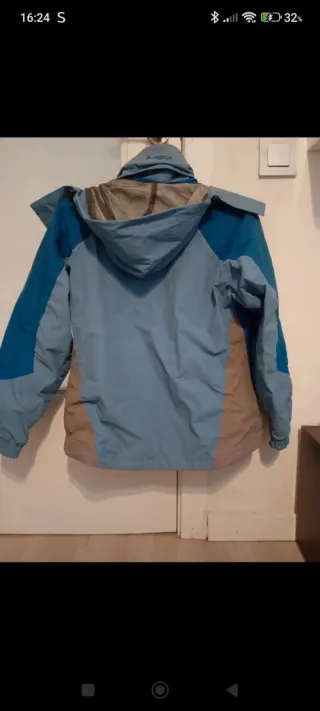 Chaqueta cortavientos azul y gris