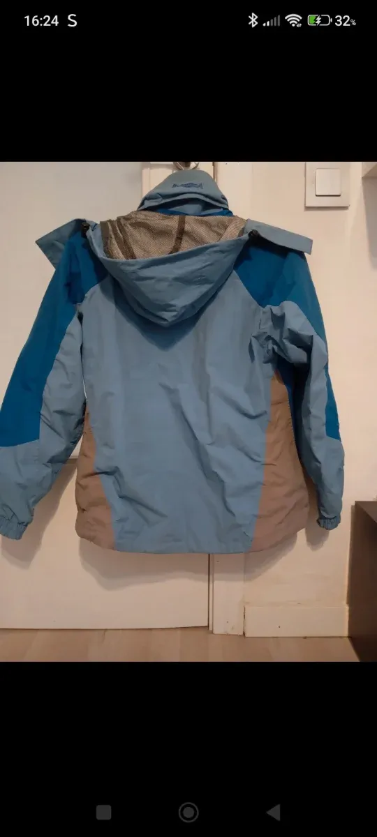 Chaqueta cortavientos azul y gris