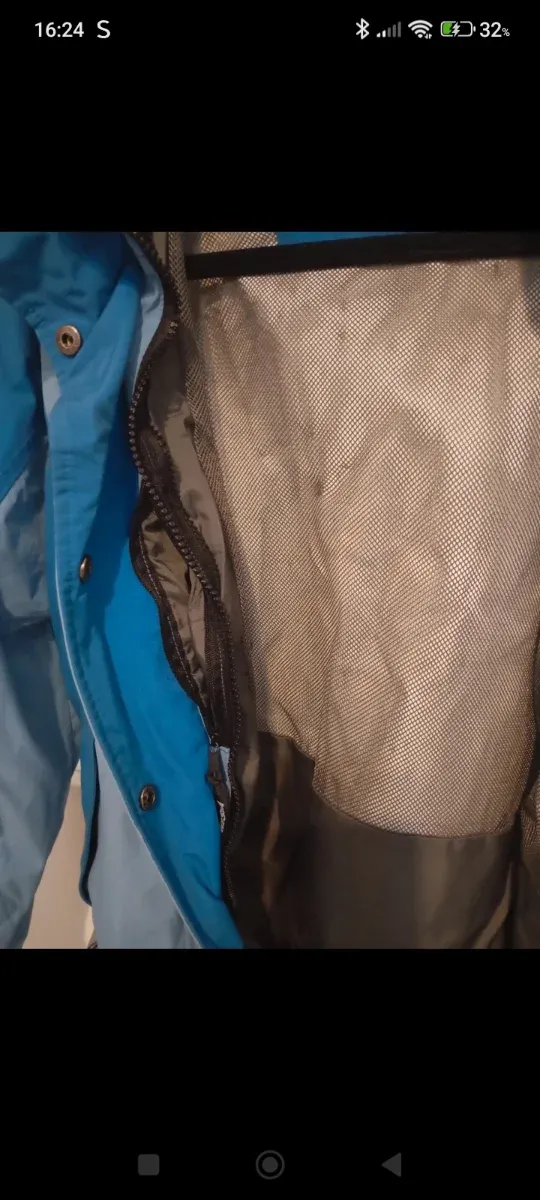 Chaqueta cortavientos azul y gris