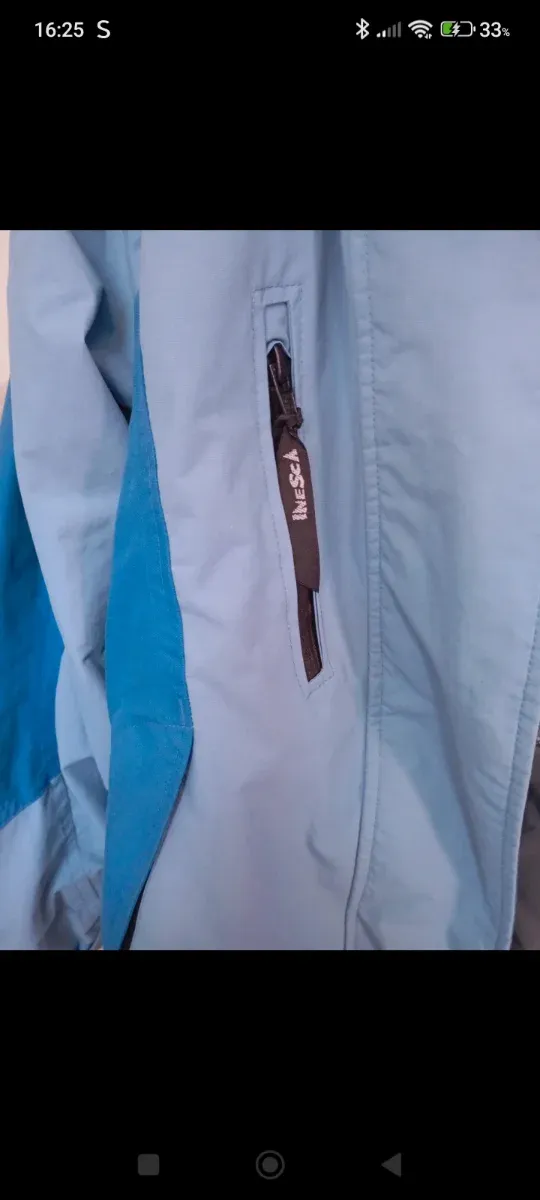 Chaqueta cortavientos azul y gris