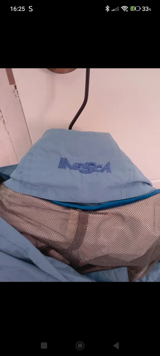 Chaqueta cortavientos azul y gris