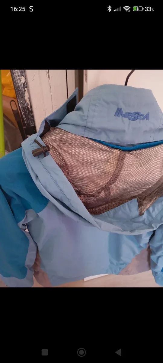 Chaqueta cortavientos azul y gris