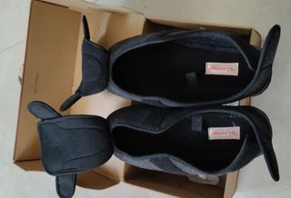 Zapatillas grises con velcro