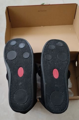 Zapatillas grises con velcro