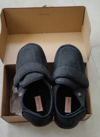 Zapatillas grises con velcro