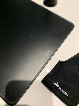 Tableta Gráfica HUION con Lápiz y Guante