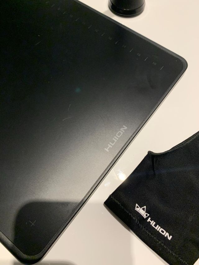 Tableta Gráfica HUION con Lápiz y Guante