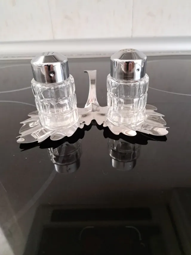 Sale e pepe in foglia argento