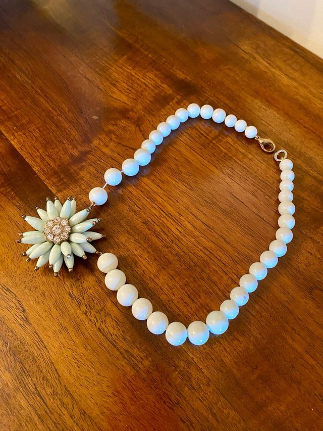 Collar perlas blancas con flor lateral