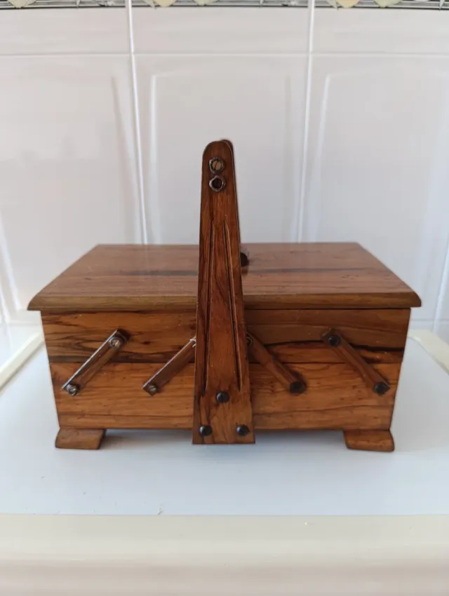 Costurero de madera antiguo con asa