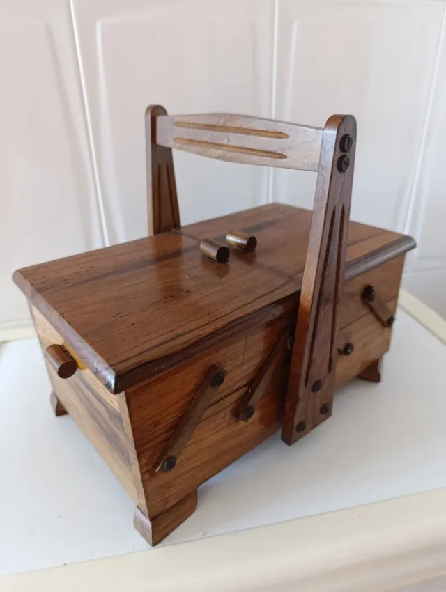 Costurero de madera antiguo con asa