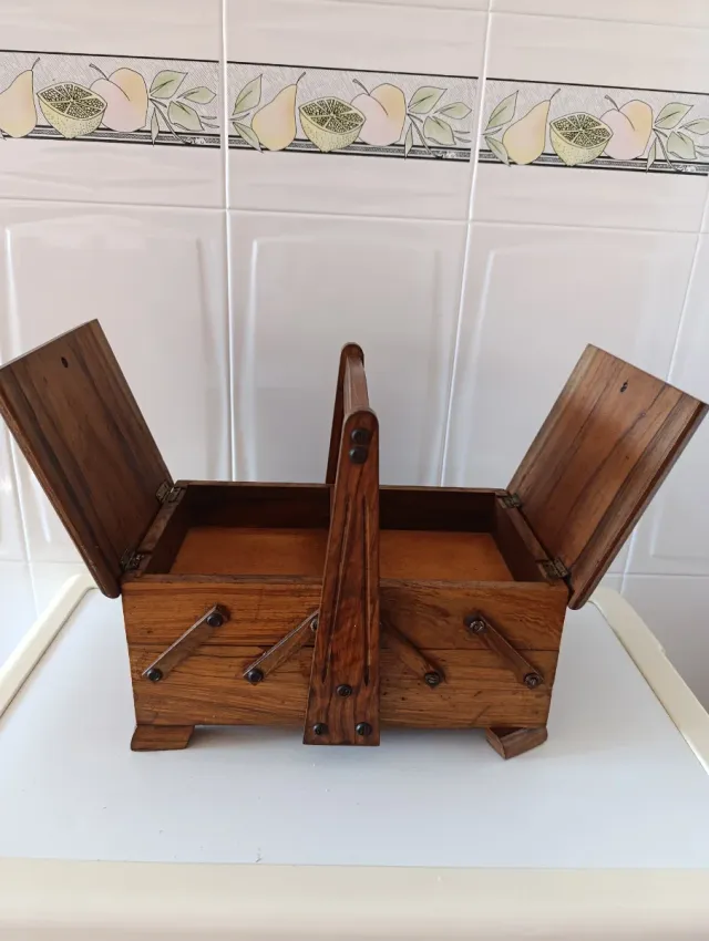 Costurero de madera antiguo con asa