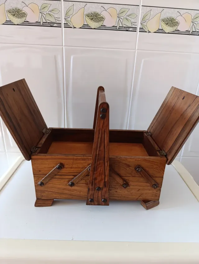 Costurero de madera antiguo con asa