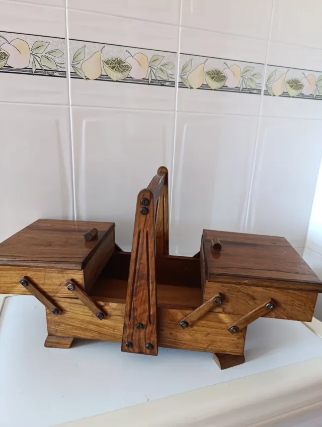 Costurero de madera antiguo con asa