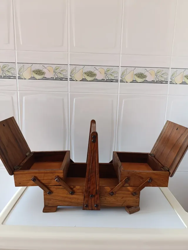 Costurero de madera antiguo con asa