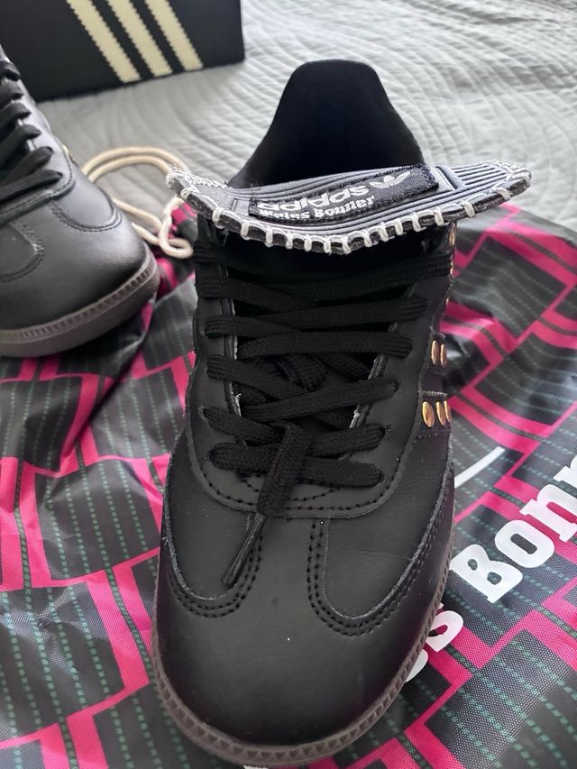 Zapatillas Mujer Negras y Doradas