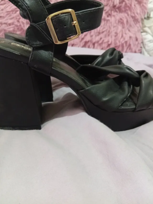 Sandalia tacón plataforma negra