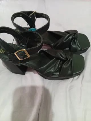 Sandalia tacón plataforma negra