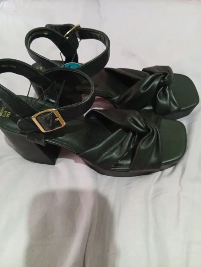 Sandalia tacón plataforma negra