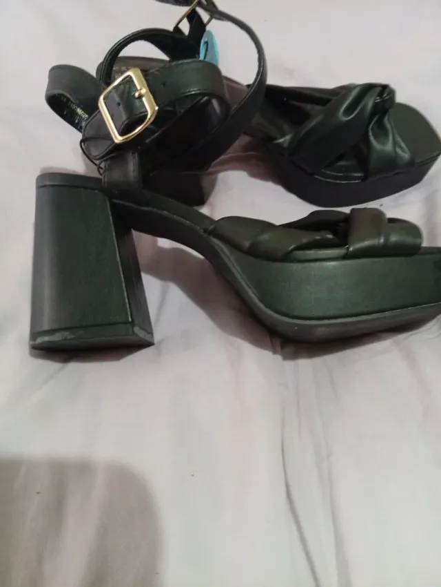 Sandalia tacón plataforma negra