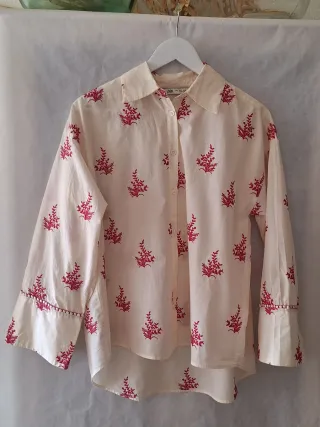 Camisa Zara S. floral beige y rosa.