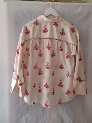 Camisa Zara S. floral beige y rosa.