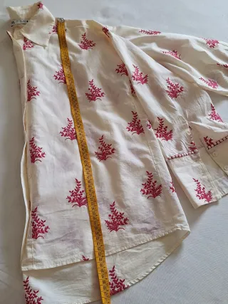 Camisa Zara S. floral beige y rosa.