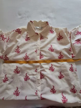 Camisa Zara S. floral beige y rosa.
