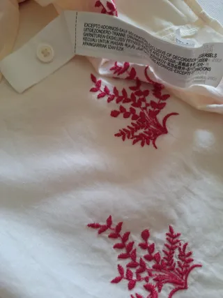 Camisa Zara S. floral beige y rosa.