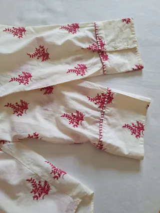 Camisa Zara S. floral beige y rosa.